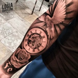 tatuaje_brazo_paloma_reloj_rosa_logia_barcelona_diego_almeida 